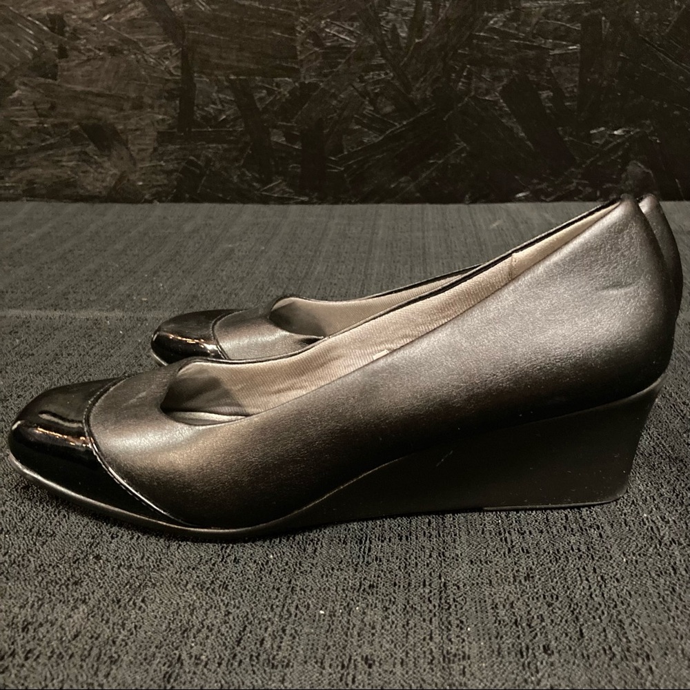 Life stride simply comfort black 2 inch heels wedges in size 8 mild square toe